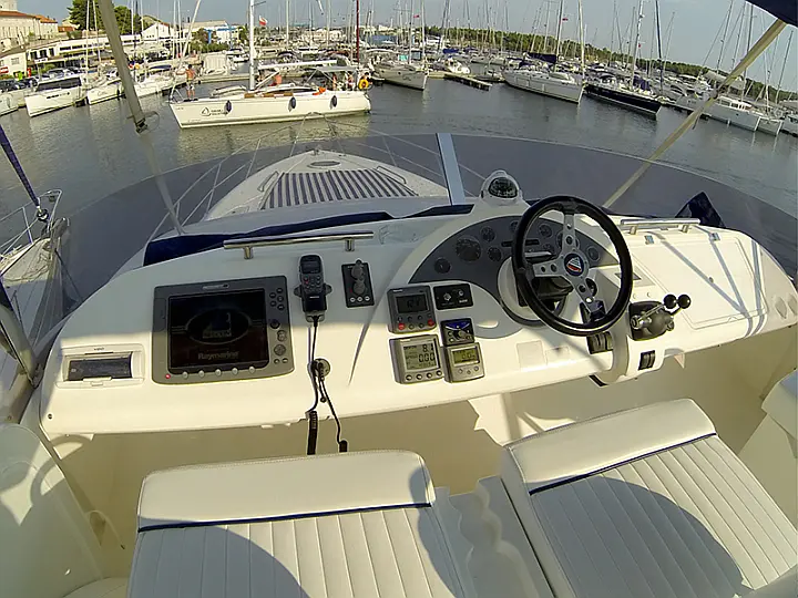 Fairline Phantom 50 - Fly bridge comands